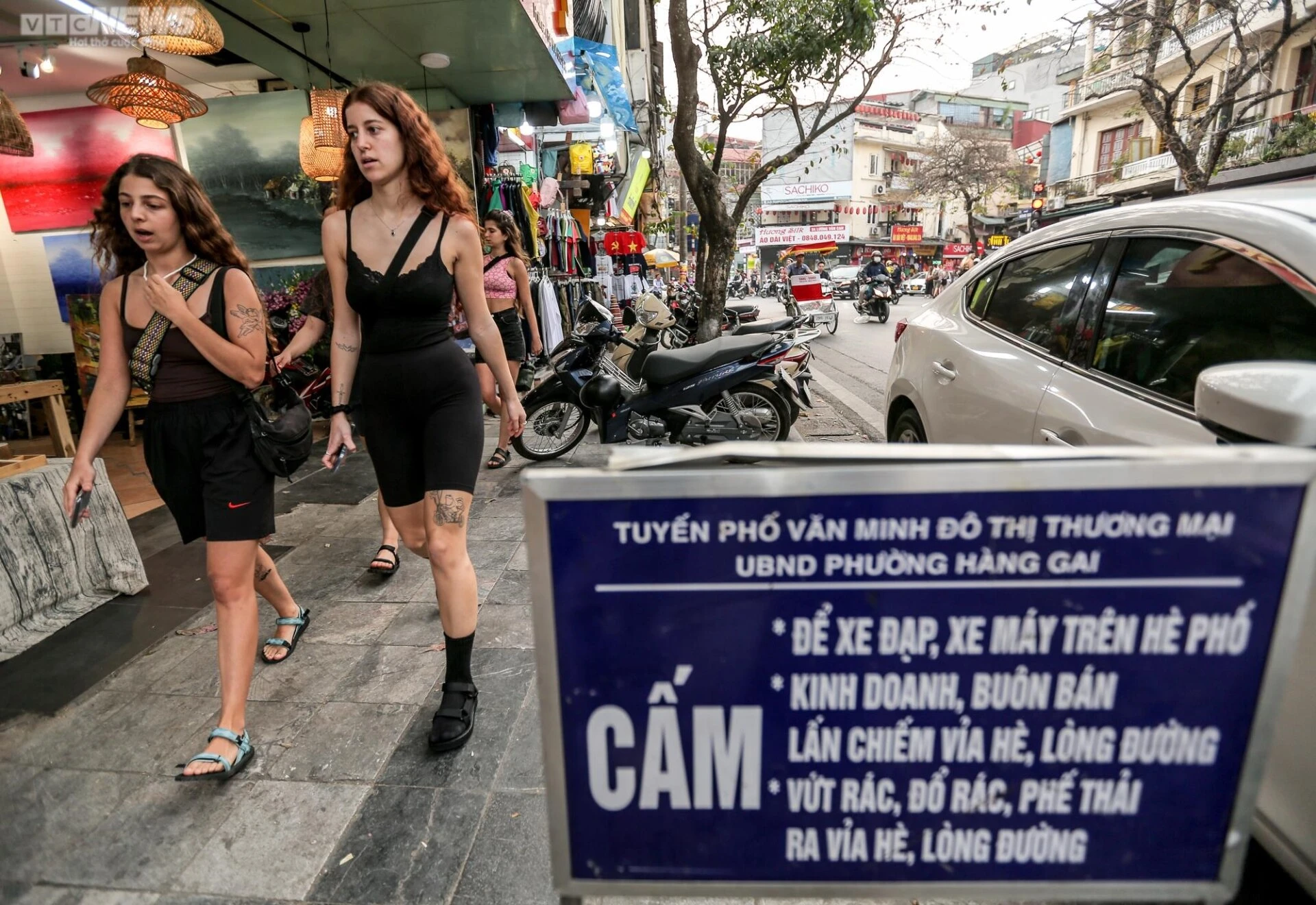 Đội dẹp vỉa hè vừa đi, hàng quán lại đua nhau lấn chiếm