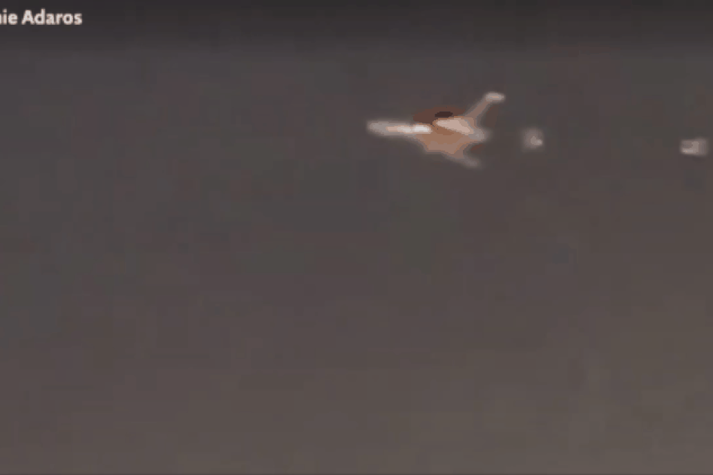 Khoảnh khắc máy bay Boeing 747-8 của Atlas Air tóe lửa trên không trung