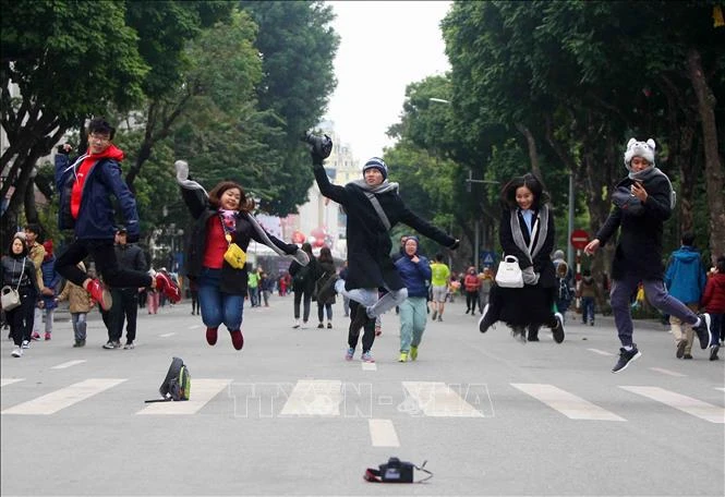 Hình ảnh ngày đầu năm mới ở phố đi bộ Hồ Gươm, Hà Nội