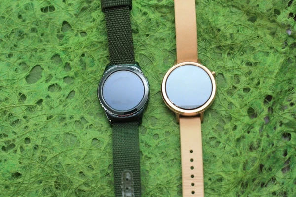 So sánh đồng hồ Samsung Gear S2 và Moto 360 chính hãng ở VN