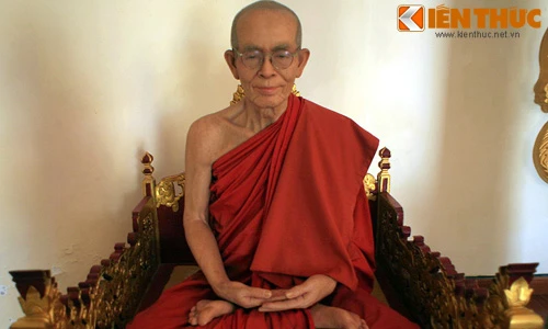 Tượng thiền sư giống hệt người thật gây sốc ở Huế