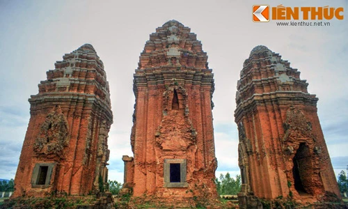 Choáng ngợp trước tòa tháp Chăm cao nhất Việt Nam