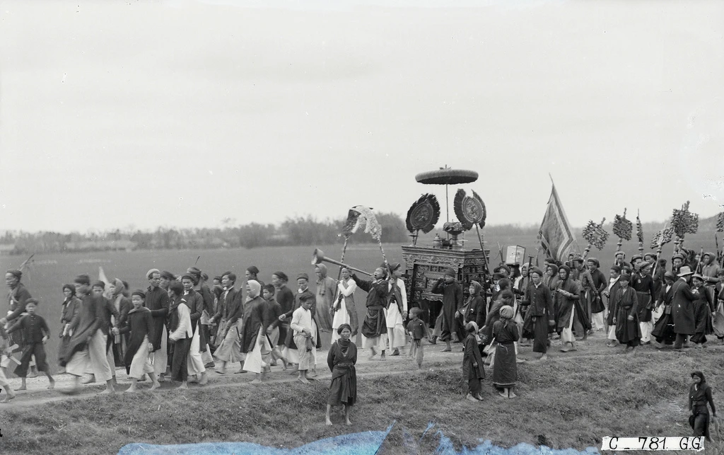 Loạt ảnh để đời về lễ hội Phủ Giày một thế kỷ trước