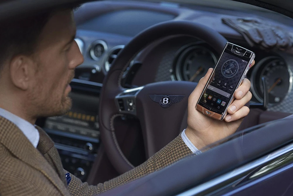 Ngắm điện thoại Vertu Signature Touch dành riêng cho chủ xe Bentley