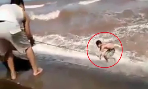 Clip thanh niên suýt chết đuối vớ được dây thừng