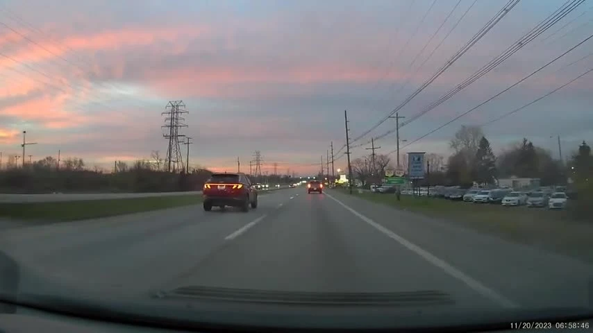 Clip: Tông trúng Camry sang đường, Tucson lật ngửa sau va chạm