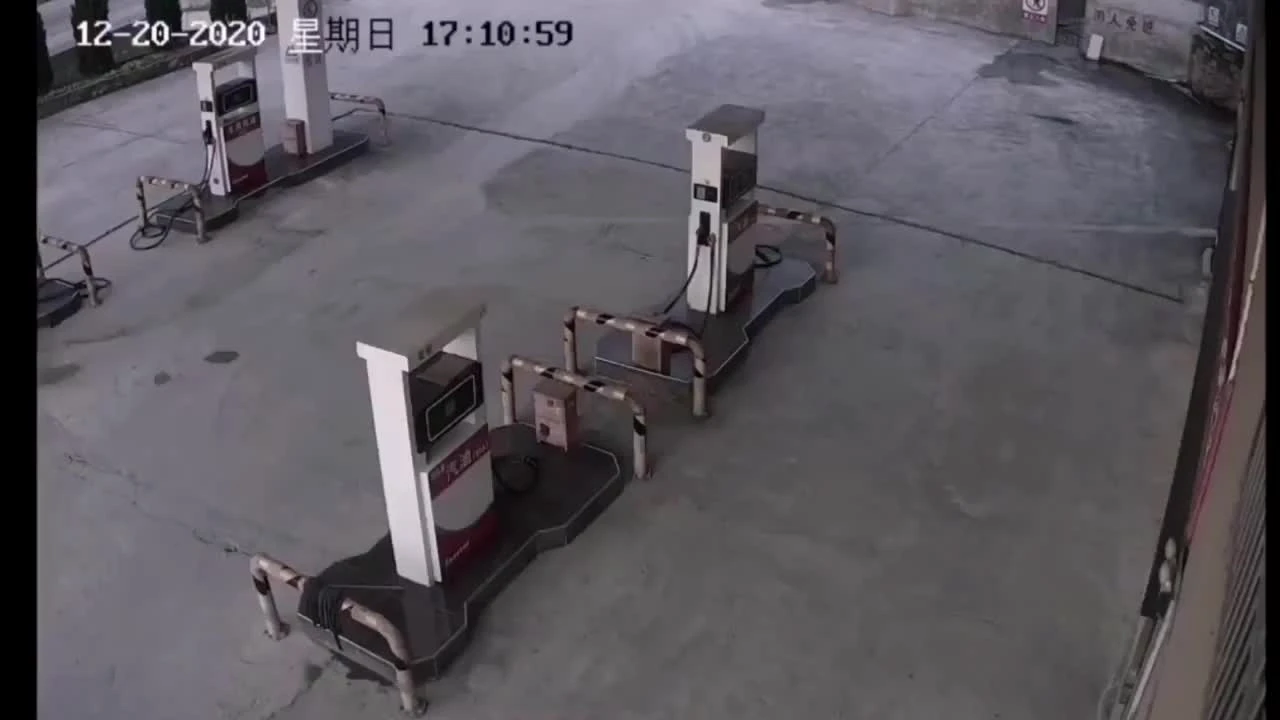 Video: Xe tải lao đầu vào trạm xăng do sơ xuất của tài xế 