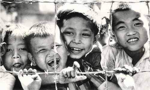 Khoảnh khắc ám ảnh về trẻ em trong chiến tranh VN 