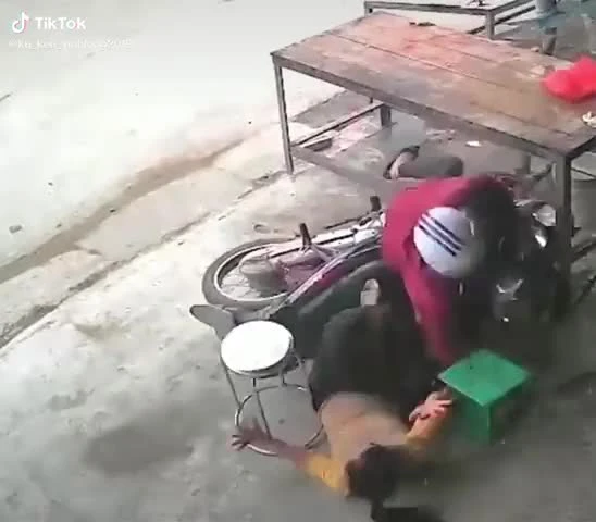 Đang ung dung bán thịt, bà cô oan gia vỡ cả mặt vì 'khách quý'