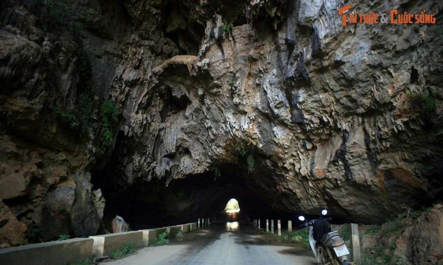 Khám phá con đường xuyên hang động tự nhiên có 1-0-2 Việt Nam