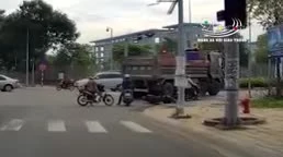 Video: Bị phát hiện ở hiện trường tai nạn, tài xế xe ben chạy vội vào cabin với hành động khó hiểu