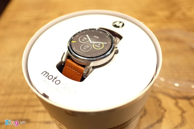 Ảnh đồng hồ Moto 360 thế hệ 2 giá từ 8,3 triệu vừa bán ở VN
