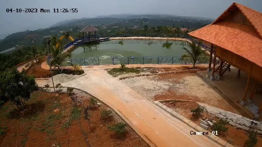 Video: Xe máy đâm bung lan can rơi xuống hồ, hai người tử vong