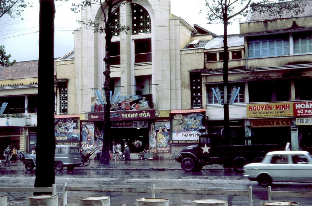 Ảnh xưa của nhà hát cổ vừa bị đục tam cấp ở SG