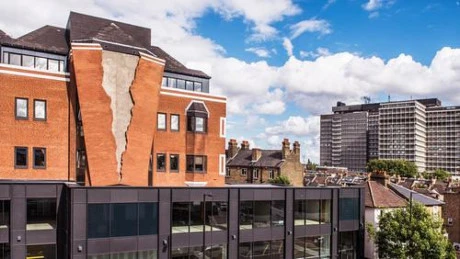 Giật mình với ngôi nhà có bức tường vỡ đôi