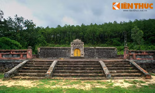 Lăng mộ cha đẻ vua Gia Long hoành tráng cỡ nào?