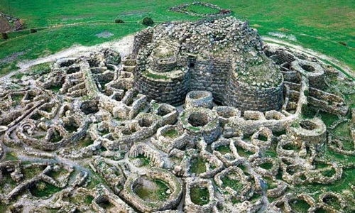 Tàn tích ngôi làng cổ kỳ dị 3.500 tuổi ở Italia