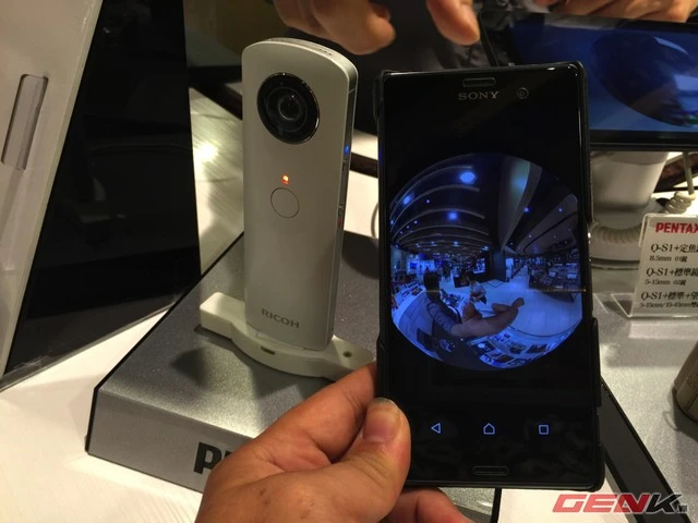 Cận cảnh máy ảnh 360 độ siêu nhỏ Ricoh Theta