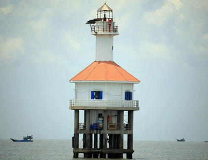 Tuyệt đẹp “tòa lâu đài trắng” ngoài biển khơi Sài Gòn