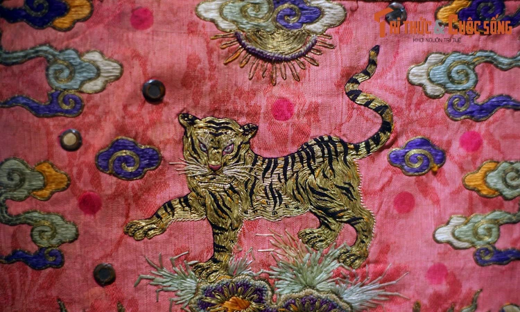 Vẻ uy dũng của chúa sơn lâm trên tranh thêu trăm tuổi của Việt Nam