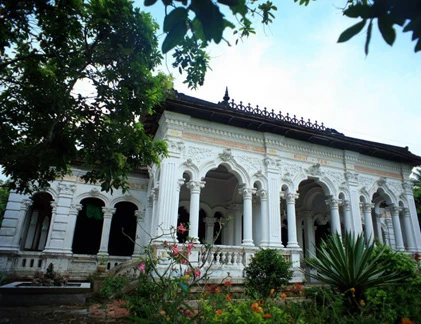 Ngắm dinh thự cổ trắng như tuyết giữa miệt vườn Nam Bộ 