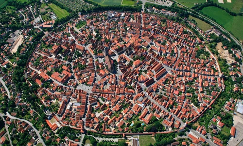 Thị trấn cổ trong hố thiên thạch khổng lồ ở Đức