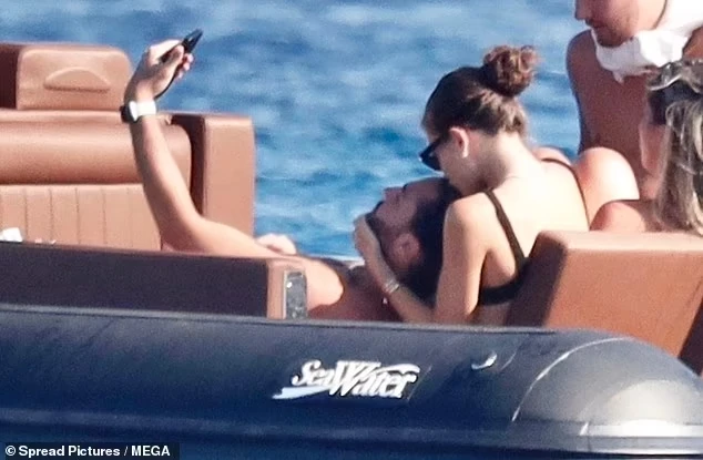 "Cô gái xinh đẹp nhất thế giới" khoe dáng với bikini 