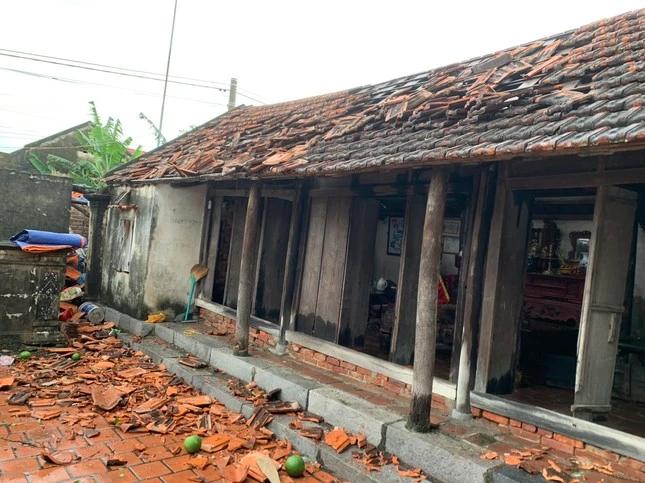 Lốc xoáy làm tốc mái hàng chục ngôi nhà ở Quảng Ninh