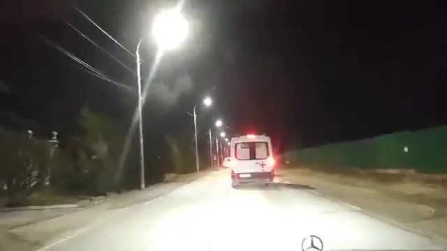 Video: Hãi hùng cảnh xe cấp cứu nối đuôi nhau đưa bệnh nhân COVID-19 nhập viện