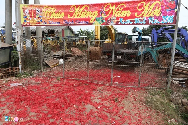 Chùm ảnh: Xác pháo trải đỏ khu dân cư ở Vĩnh Phúc