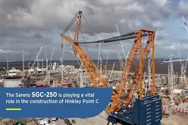 Video: Cần cẩu có khả năng nâng 5.000 tấn hàng hóa mỗi lần 