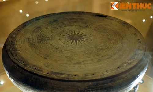 Soi chiếc trống đồng bảo vật được khai quật ở Hà Nội