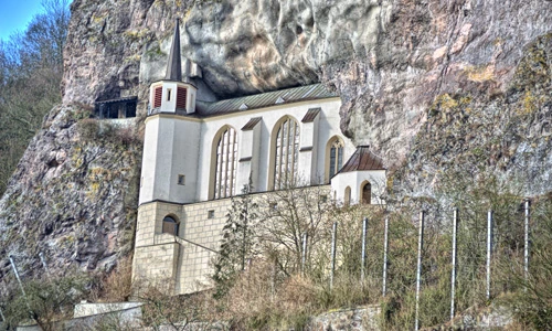 Cận cảnh kỳ quan nhà thờ trong hang núi độc nhất châu Âu 