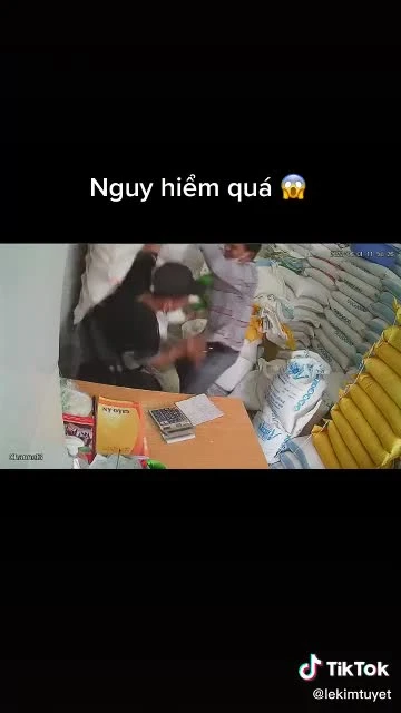Video: 'Núi' bao tải gạo đổ đè lên nam nhân viên và cái kết