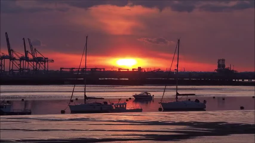 Video: Hoàng hôn tuyệt đẹp trong ngày nóng ở Kent