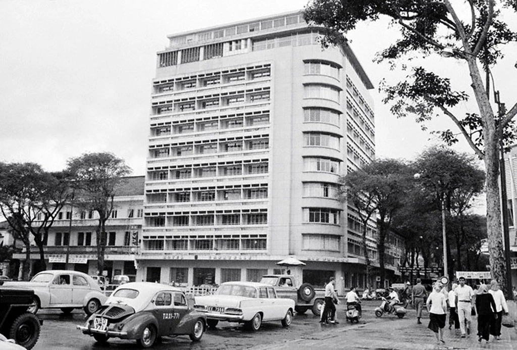 Ảnh hiếm về khách sạn “chọc trời” trứ danh Sài Gòn xưa