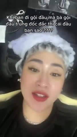 Video: Nữ nhân viên đang gội đầu, vội lao ra ngoài vì lý do bất ngờ