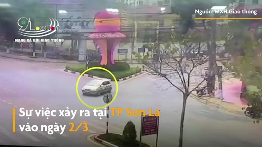 Video: Xe máy chạy tốc độ cao đâm ôtô, tài xế văng lên cao