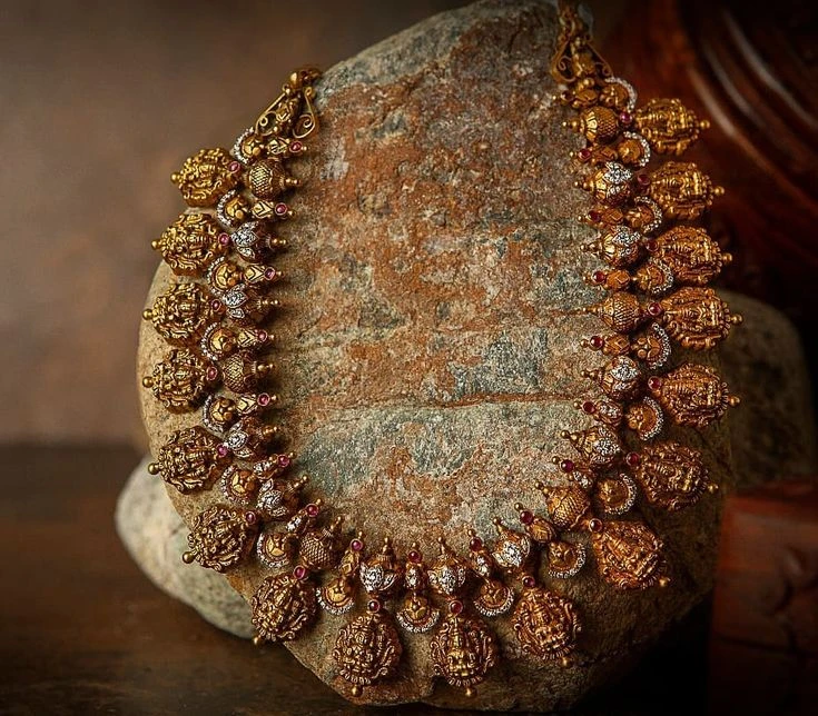 Những món đồ cổ mà mọi phụ nữ đều muốn sở hữu