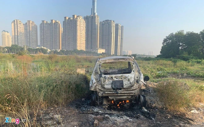 Hiện trường vụ ôtô cháy phừng phừng, nghi liên quan án mạng