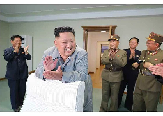 Ông Kim Jong-un cười tươi khi quân đội phóng tên lửa thành công