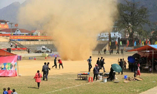 Kỳ lạ lốc xoáy “quậy tưng bừng” SVĐ thị trấn Mèo Vạc