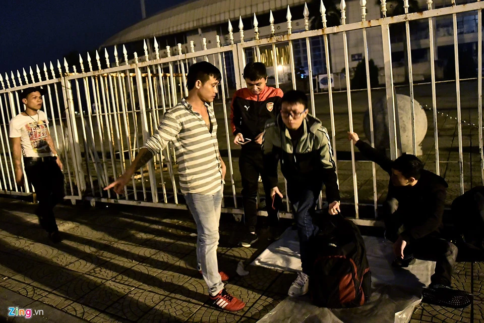 Hai kẻ lạ mặt đuổi CĐV xếp hàng mua vé AFF Cup lúc nửa đêm