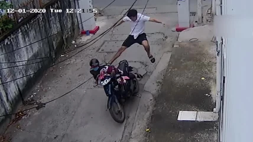Video: Thót tim xem cảnh tên trộm bị đạp ngã xuống đường