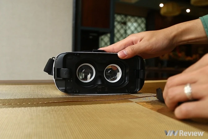 Dùng thử kính thực tại ảo Samsung Gear VR