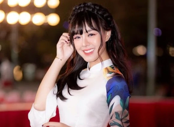 Nữ MC xinh đẹp tại PMPL S3 hé lộ: Rơi nước mắt vì nhiều áp lực!