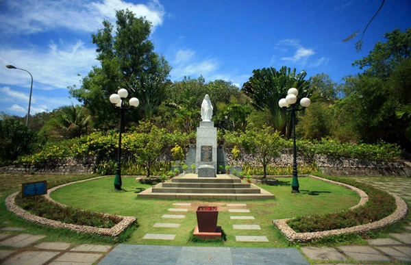 Ngôi mộ đặc biệt của nhà thơ bạc mệnh nhất Việt Nam