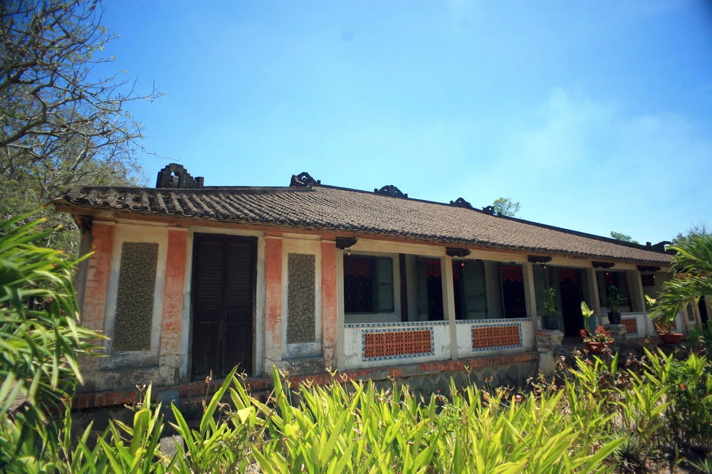 Khám phá ngôi nhà cổ trăm cột nổi tiếng đất phương Nam