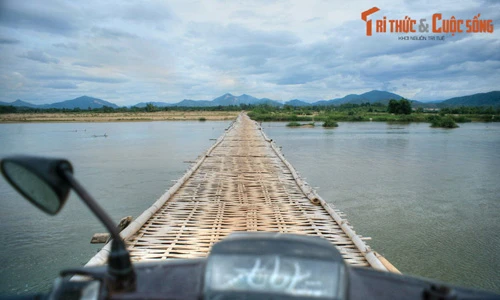 Thót tim khi đi qua cây cầu tre dài nhất miền Trung 