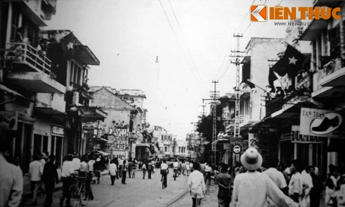 Loạt ảnh mới công bố về ngày giải phóng Thủ đô (1)